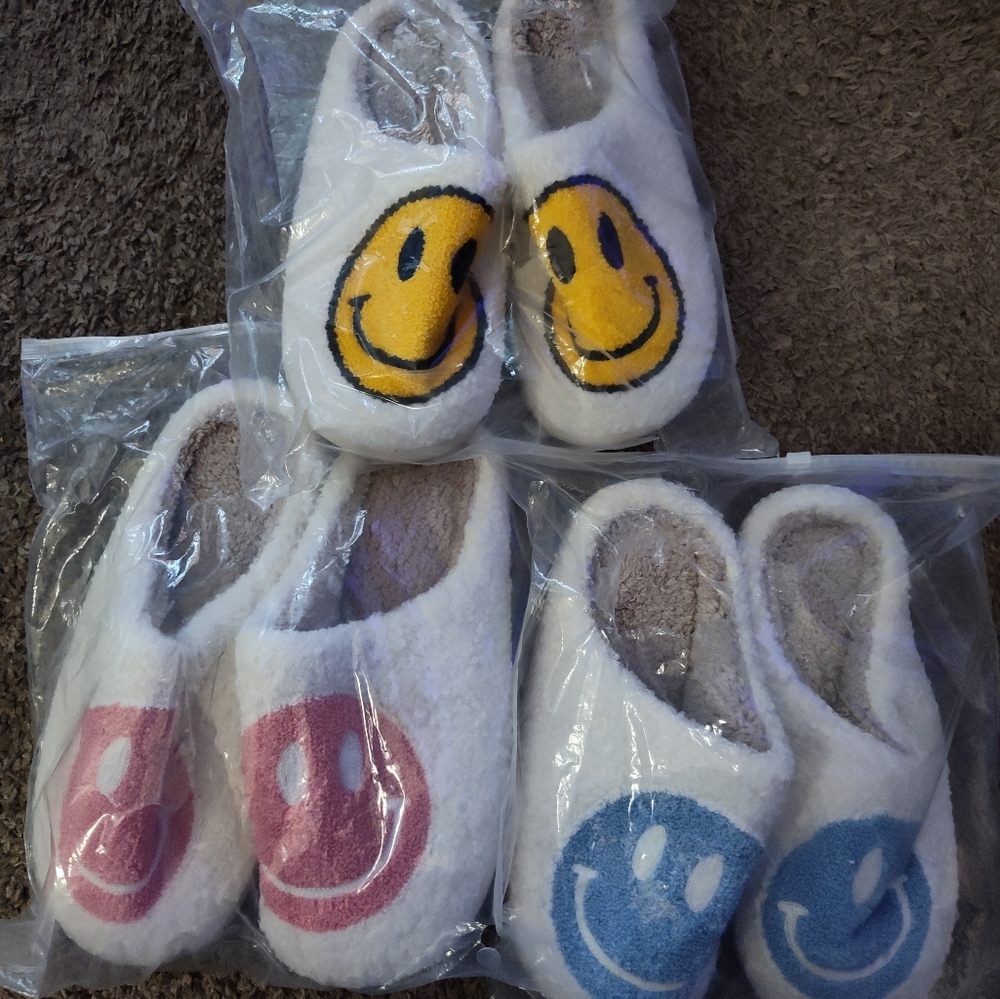🌻 | SPRING CLEARANCE |  (1 pair) Smiley Face Slippers
